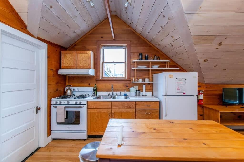 Bright And Cozy Treehouse Apartment Burlington Exterior photo
