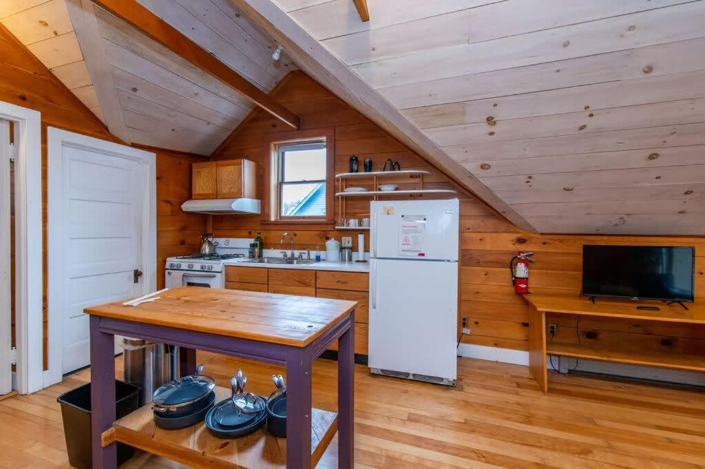 Bright And Cozy Treehouse Apartment Burlington Exterior photo