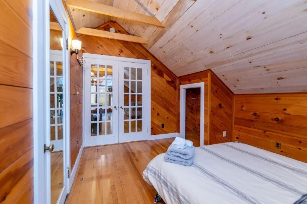 Bright And Cozy Treehouse Apartment Burlington Exterior photo