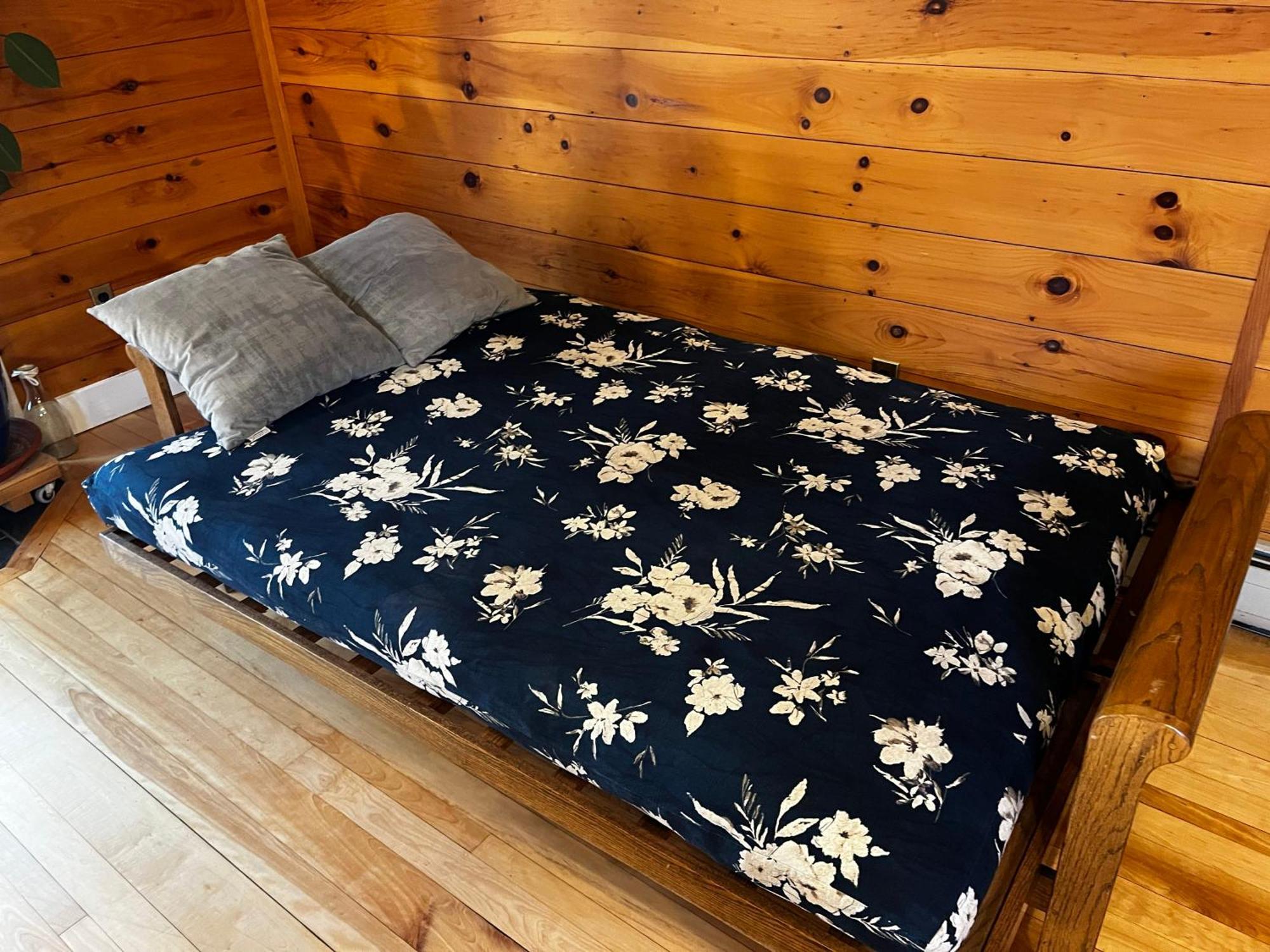 Bright And Cozy Treehouse Apartment Burlington Exterior photo